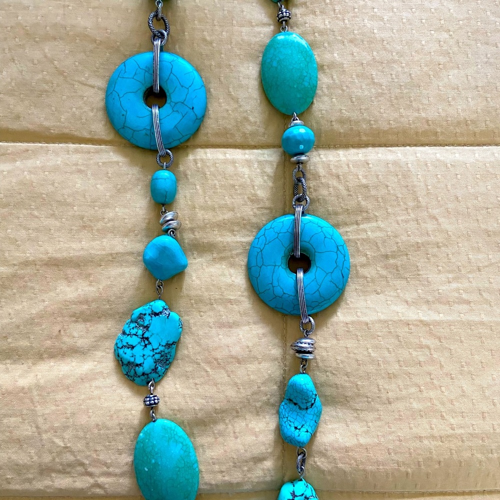Chico’s Turquoise necklace in perfect condition with excellent quality! Pretty!